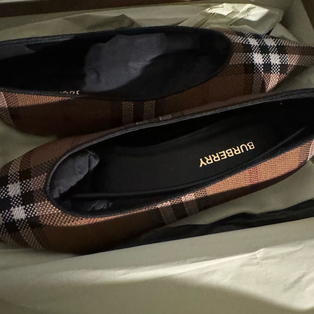 Authentic Burberry flats worn one time !!